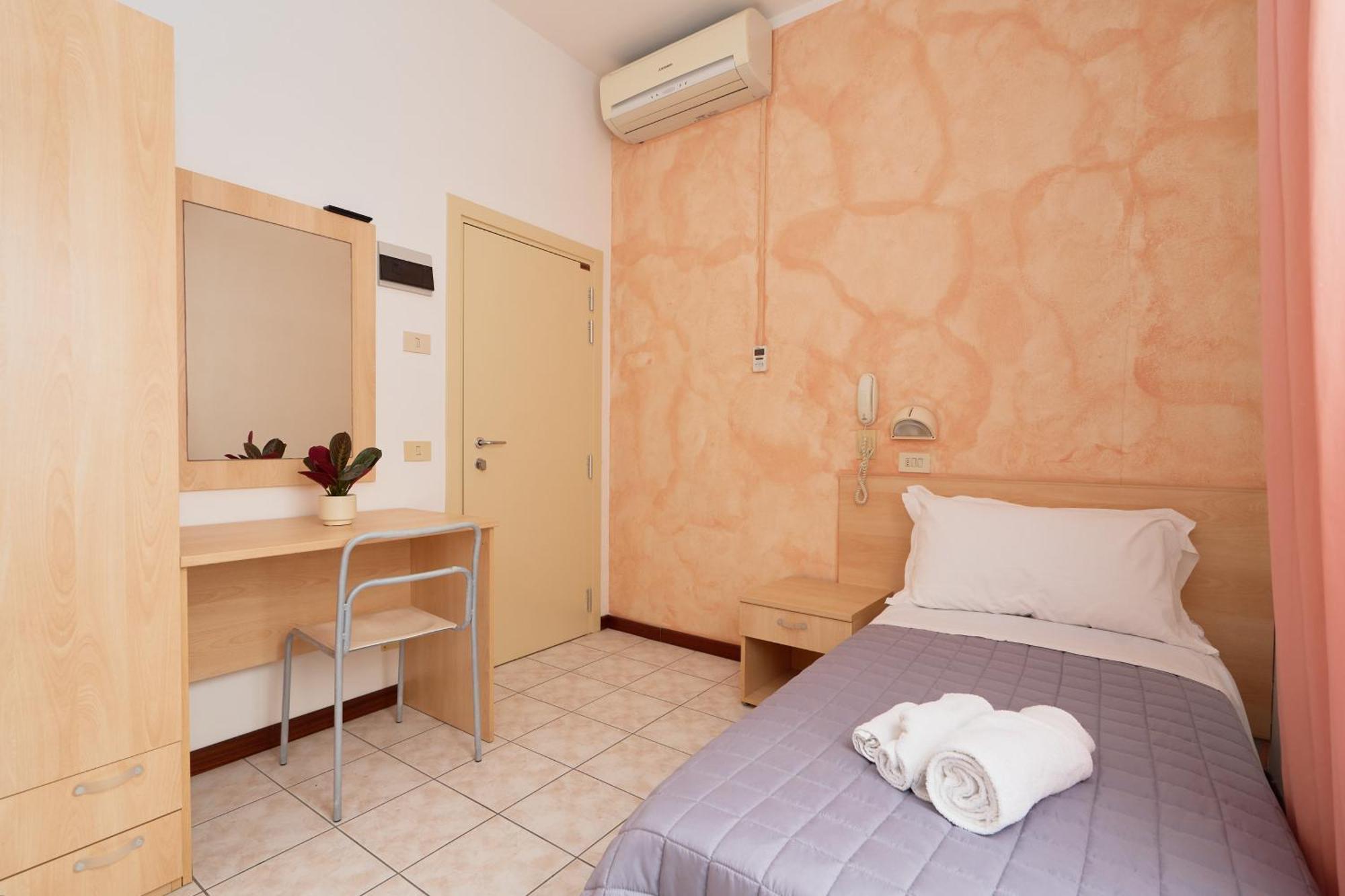 Hotel Jolanda 3*